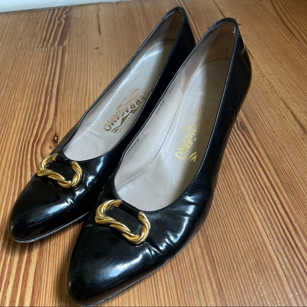 Salvatore Ferragamo vintage black patent leather gold ring accent heels SIZE 9.5